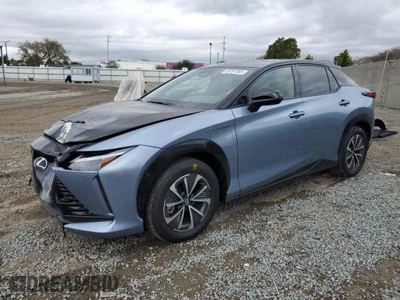 2023 Lexus RZ 450e Premium z VIN JTJAAAAB6PA009956, wystawiony jako Copart lot #48707855 z przebiegiem 6736 mil mil oraz Szkody całkowita. Historia ofert i sprzedaży dostępna na DreamBid. Obrazek 1.