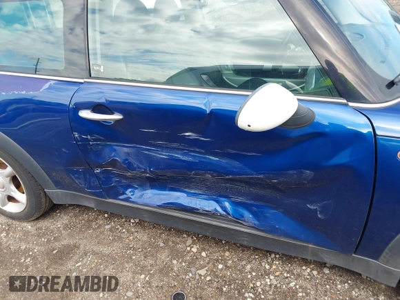 2004 MINI Hardtop with VIN WMWRC33434TJ53374, listed as a IAAI auction lot 41738120 with 129,995 mi miles and . Bid and sale history available at DreamBid. Image 6.
