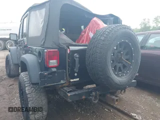 2008 Jeep Wrangler Unlimited X z VIN 1J4GA39138L641138, wystawiony jako IAAI lot #42376300 z przebiegiem 215 026 mil mil oraz . Historia ofert i sprzedaży dostępna na DreamBid. Obrazek 3.