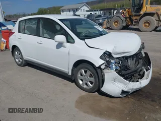 2007 Nissan Versa S z VIN 3N1BC13EX7L365959, wystawiony jako IAAI lot #42108071 z przebiegiem 70 631 mil mil oraz . Historia ofert i sprzedaży dostępna na DreamBid. Obrazek 1.