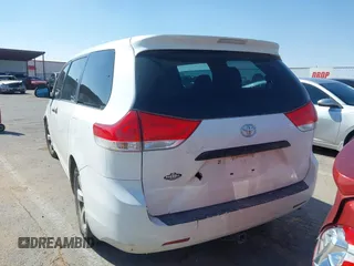 2012 Toyota Sienna z VIN 5TDZK3DCXCS251259, wystawiony jako IAAI lot #41949142 z przebiegiem Nie podano mil oraz . Historia ofert i sprzedaży dostępna na DreamBid. Obrazek 15.