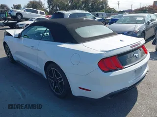 2018 Ford Mustang EcoBoost Premium z VIN 1FATP8UH8J5111364, wystawiony jako IAAI lot #42261261 z przebiegiem 102 703 mil mil oraz . Historia ofert i sprzedaży dostępna na DreamBid. Obrazek 3.