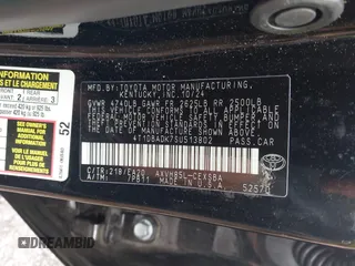 2025 Toyota Camry LE z VIN 4T1DBADK7SU513802, wystawiony jako IAAI lot #42259217 z przebiegiem 27 379 mil mil oraz . Historia ofert i sprzedaży dostępna na DreamBid. Obrazek 9.