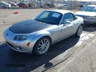 2007 Mazda MX-5 Miata Sport z VIN JM1NC25F170126965, wystawiony jako IAAI lot #41003125 z przebiegiem 99 338 mil mil oraz . Historia ofert i sprzedaży dostępna na DreamBid. Obrazek 2.