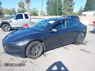 2024 Tesla Model 3 Long Range z VIN 5YJ3E1EB2RF740291, wystawiony jako IAAI lot #42124138 z przebiegiem 36 452 mil mil oraz . Historia ofert i sprzedaży dostępna na DreamBid. Obrazek 2.