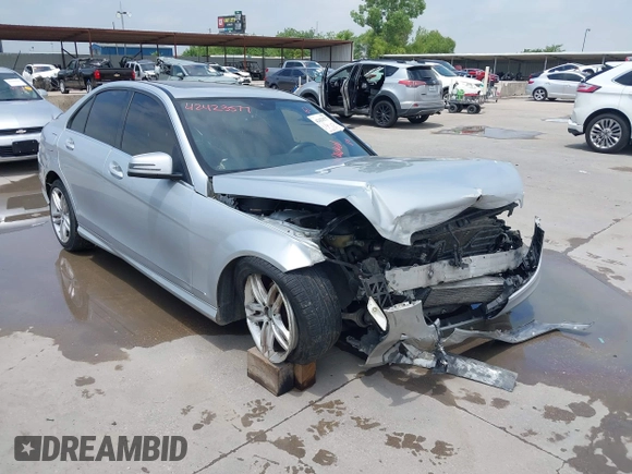 2014 Mercedes-Benz C 250 Sport z VIN WDDGF4HB1EA966634, wystawiony jako IAAI lot #42423577 z przebiegiem 159 296 mil mil oraz . Historia ofert i sprzedaży dostępna na DreamBid. Obrazek 1.