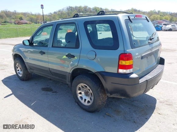 2005 Ford Escape XLS Value with VIN 1FMYU92Z75DA03268, listed as a IAAI auction lot 42051311 with 124,985 mi miles. Bid and sale history available at carsss.com. Image 3.