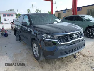 2021 Kia Sorento LX z VIN 5XYRGDLCXMG018117, wystawiony jako IAAI lot #42053794 z przebiegiem 85 034 mil mil oraz . Historia ofert i sprzedaży dostępna na DreamBid. Obrazek 1.