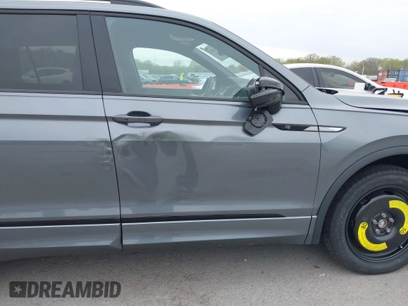 2023 Volkswagen Tiguan SE R-Line Black с VIN 3VVCB7AX5PM039767, выставлен на аукционе IAAI как лот 42014072 с пробегом 18 424 миль миль и . История ставок и продаж доступна на DreamBid. Изображение 20.
