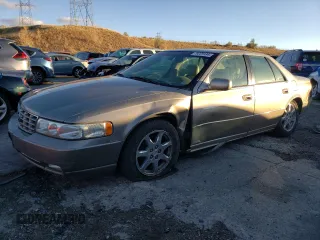 2002 Cadillac Seville Touring STS z VIN 1G6KY54922U243816, wystawiony jako Copart lot #79229134 z przebiegiem 52 832 mil mil oraz Szkody całkowita. Historia ofert i sprzedaży dostępna na DreamBid. Obrazek 1.
