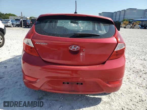 2013 Hyundai Accent SE z VIN KMHCU5AE0DU121047, wystawiony jako Copart lot #57244285 z przebiegiem 42 655 mil mil oraz Szkoda całkowita • Salvage title. Historia ofert i sprzedaży dostępna na DreamBid. Obrazek 6.