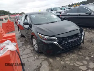 2025 Nissan Sentra S z VIN 3N1AB8BV7SY218700, wystawiony jako IAAI lot #41264762 z przebiegiem 11 055 mil mil oraz . Historia ofert i sprzedaży dostępna na DreamBid. Obrazek 1.