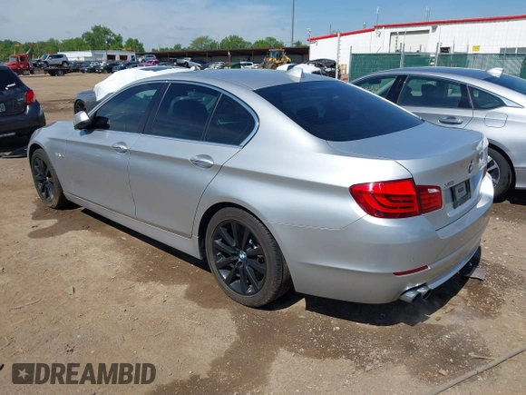 2013 BMW 5 Series 528i xDrive z VIN WBAXH5C50DD107881, wystawiony jako IAAI lot #42279780 z przebiegiem 205 890 mil mil oraz . Historia ofert i sprzedaży dostępna na DreamBid. Obrazek 3.