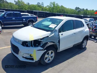 2022 Chevrolet Trax LS z VIN KL7CJNSM5NB544459, wystawiony jako IAAI lot #41995429 z przebiegiem 54 609 mil mil oraz . Historia ofert i sprzedaży dostępna na DreamBid. Obrazek 18.