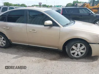 2007 Ford Five Hundred SEL z VIN 1FAFP241X7G119234, wystawiony jako IAAI lot #42142742 z przebiegiem 217 800 mil mil oraz . Historia ofert i sprzedaży dostępna na DreamBid. Obrazek 6.