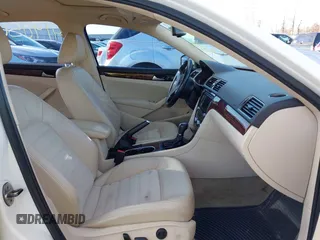 2013 Volkswagen Passat SEL Premium z VIN 1VWCP7A33DC071818, wystawiony jako IAAI lot #41905651 z przebiegiem 172 911 mil mil oraz . Historia ofert i sprzedaży dostępna na DreamBid. Obrazek 5.