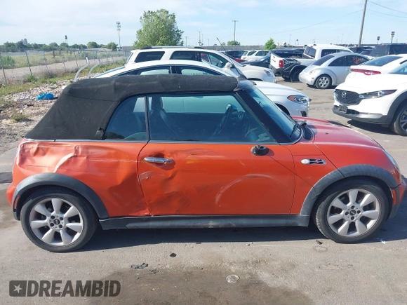 2005 MINI Convertible S z VIN WMWRH33525TF83816, wystawiony jako IAAI lot #42359592 z przebiegiem 137 013 mil mil oraz . Historia ofert i sprzedaży dostępna na DreamBid. Obrazek 13.