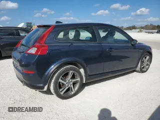 2013 Volvo C30 T5 z VIN YV1672MK9D2307541, wystawiony jako Copart lot #74385534 z przebiegiem 32 577 mil mil oraz Nie do naprawy. Historia ofert i sprzedaży dostępna na DreamBid. Obrazek 3.