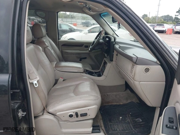 2005 Cadillac Escalade with VIN 1GYEC63TX5R203156, listed as a IAAI auction lot 41937137 with 239,919 mi miles. Bid and sale history available at carsss.com. Image 5.