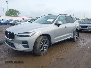 2022 Volvo XC60 Momentum z VIN YV4L12RK0N1997610, wystawiony jako IAAI lot #42202592 z przebiegiem 3580 mil mil oraz . Historia ofert i sprzedaży dostępna na DreamBid. Obrazek 2.
