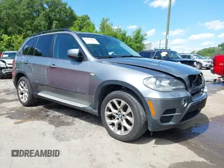 2012 BMW X5 35i z VIN 5UXZV4C50CL989684, wystawiony jako IAAI lot #42284840 z przebiegiem 134 056 mil mil oraz . Historia ofert i sprzedaży dostępna na DreamBid. Obrazek 1.