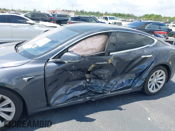 2017 Tesla Model S 60 с VIN 5YJSA1E10HF220006, выставлен на аукционе IAAI как лот 42190629 с пробегом 64 350 миль миль и . История ставок и продаж доступна на DreamBid. Изображение 6.