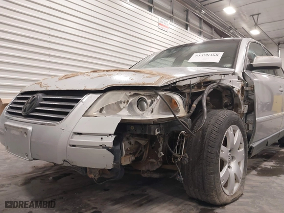 2003 Volkswagen Passat GLX with VIN WVWTH63B93P275335, listed as a IAAI auction lot 41398460 with 197,814 mi miles. Bid and sale history available at carsss.com. Image 6.
