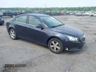 2014 Chevrolet Cruze 1LT z VIN 1G1PC5SB3E7469236, wystawiony jako IAAI lot #42492007 z przebiegiem Nie podano mil oraz . Historia ofert i sprzedaży dostępna na DreamBid. Obrazek 1.
