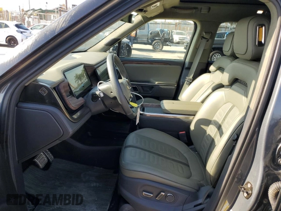 2022 Rivian R1T Adventure z VIN 7FCTGAAA9NN008771, wystawiony jako Copart lot #56243835 z przebiegiem 31 006 mil mil oraz Szkody całkowita. Historia ofert i sprzedaży dostępna na DreamBid. Obrazek 7.