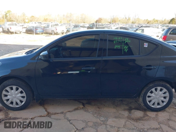 2016 Nissan Versa S z VIN 3N1CN7AP9GL843892, wystawiony jako IAAI lot #41727069 z przebiegiem 130 035 mil mil oraz . Historia ofert i sprzedaży dostępna na DreamBid. Obrazek 14.