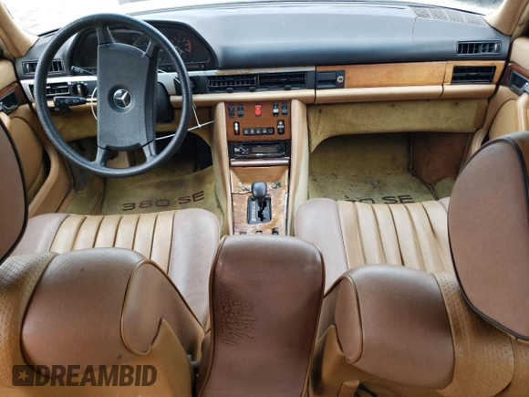 1985 Mercedes-Benz 380 z VIN WDBCA32C8FA127549, wystawiony jako Copart lot #54406985 z przebiegiem 167 688 mil mil oraz Szkoda całkowita • Salvage title. Historia ofert i sprzedaży dostępna na DreamBid. Obrazek 8.