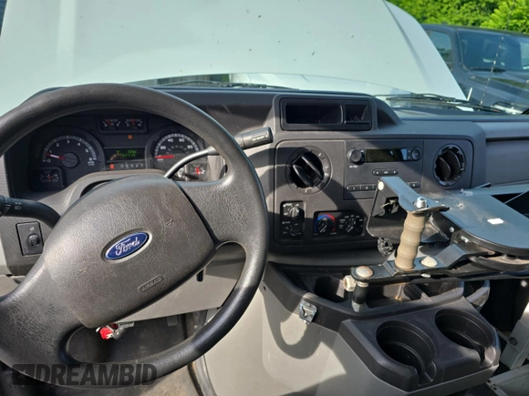 2014 Ford Econoline Cargo Commercial z VIN 1FTNS2EWXEDA97118, wystawiony jako Copart lot #61489445 z przebiegiem 79 271 mil mil oraz Czysty tytuł • Clean title. Historia ofert i sprzedaży dostępna na DreamBid. Obrazek 9.