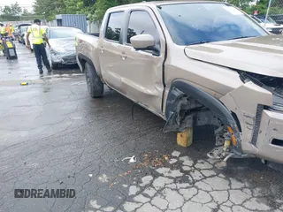 2024 Nissan Frontier Pro-4X z VIN 1N6ED1EK0RN644461, wystawiony jako IAAI lot #42618837 z przebiegiem 18 179 mil mil oraz . Historia ofert i sprzedaży dostępna na DreamBid. Obrazek 6.