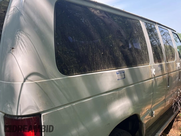 2004 Ford Econoline Passenger XL z VIN 1FBNE31L24HA20389, wystawiony jako Copart lot #61014605 z przebiegiem Nie podano mil oraz Czysty tytuł • Clean title. Historia ofert i sprzedaży dostępna na DreamBid. Obrazek 8.