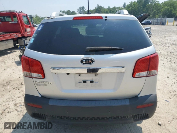 2012 Kia Sorento LX z VIN 5XYKT3A60CG200444, wystawiony jako Copart lot #60508715 z przebiegiem 47 935 mil mil oraz Czysty tytuł • Clean title. Historia ofert i sprzedaży dostępna na DreamBid. Obrazek 6.