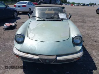 1983 Alfa Romeo Spider Veloce z VIN ZARBA5411D1016042, wystawiony jako IAAI lot #42214912 z przebiegiem 51 581 mil mil oraz . Historia ofert i sprzedaży dostępna na DreamBid. Obrazek 12.