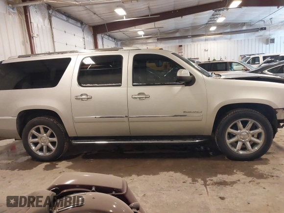 2011 GMC Yukon XL Denali z VIN 1GKS2MEF8BR338725, wystawiony jako IAAI lot #41238933 z przebiegiem 289 109 mil mil oraz . Historia ofert i sprzedaży dostępna na DreamBid. Obrazek 13.
