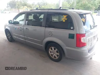 2013 Chrysler Town & Country Touring z VIN 2C4RC1BG0DR658041, wystawiony jako IAAI lot #42498154 z przebiegiem 141 626 mil mil oraz . Historia ofert i sprzedaży dostępna na DreamBid. Obrazek 3.
