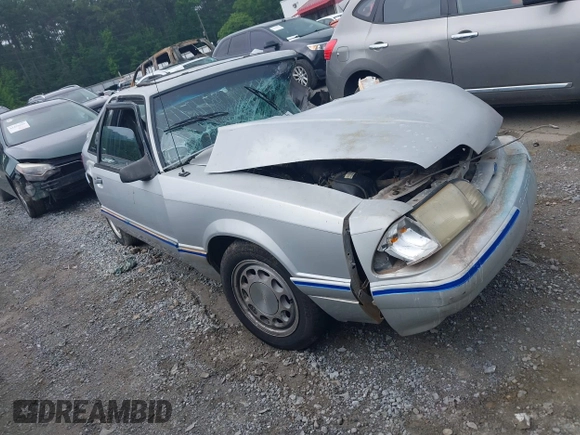 1993 Ford Mustang z VIN 1FACP41M1PF132473, wystawiony jako IAAI lot #42266009 z przebiegiem 53 777 mil mil oraz . Historia ofert i sprzedaży dostępna na DreamBid. Obrazek 1.