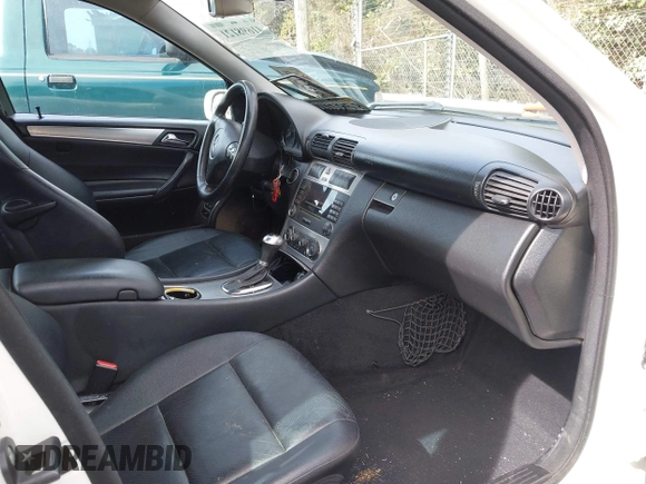 2006 Mercedes-Benz C 230 Sport z VIN WDBRF52H96A899707, wystawiony jako IAAI lot #41698121 z przebiegiem 82 976 mil mil oraz . Historia ofert i sprzedaży dostępna na DreamBid. Obrazek 5.