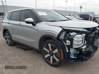2025 Mitsubishi Outlander SEL z VIN JA4J3VA81SZ015726, wystawiony jako IAAI lot #42392744 z przebiegiem 4004 mil mil oraz . Historia ofert i sprzedaży dostępna na DreamBid. Obrazek 1.