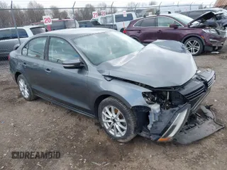 2014 Volkswagen Jetta SE z VIN 3VWD17AJ9EM358777, wystawiony jako IAAI lot #41880077 z przebiegiem 161 985 mil mil oraz . Historia ofert i sprzedaży dostępna na DreamBid. Obrazek 1.