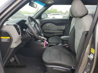 2016 Kia Soul + z VIN KNDJP3A53G7407548, wystawiony jako Copart lot #54845975 z przebiegiem 98 335 mil mil oraz Szkoda całkowita • Salvage title. Historia ofert i sprzedaży dostępna na DreamBid. Obrazek 7.