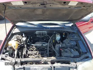 2006 Ford Escape XLS z VIN 1FMYU02Z96KA47068, wystawiony jako IAAI lot #42588037 z przebiegiem 139 581 mil mil oraz . Historia ofert i sprzedaży dostępna na DreamBid. Obrazek 10.