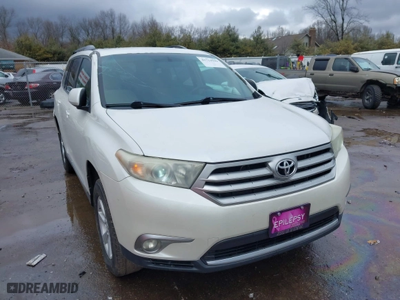 2013 Toyota Highlander with VIN 5TDZK3EH0DS098788, listed as a IAAI auction lot 41714590 with 135,317 mi miles. Bid and sale history available at carsss.com. Image 1.