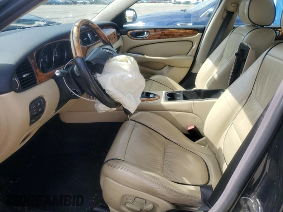 2007 Jaguar XJ Vanden Plas z VIN SAJWA82B67SH13461, wystawiony jako Copart lot #49654865 z przebiegiem 151 298 mil mil oraz Szkoda całkowita • Salvage title. Historia ofert i sprzedaży dostępna na DreamBid. Obrazek 7.