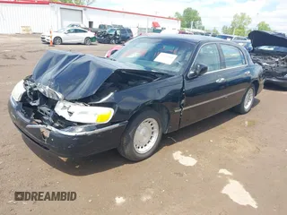 2001 Lincoln Town Car Executive z VIN 1LNHM81W21Y703011, wystawiony jako IAAI lot #42211369 z przebiegiem 188 000 mil mil oraz . Historia ofert i sprzedaży dostępna na DreamBid. Obrazek 18.