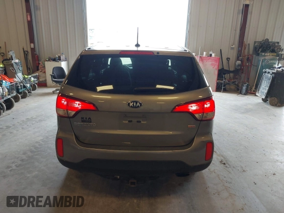 2015 Kia Sorento LX with VIN 5XYKTCA68FG640609, listed as a IAAI auction lot 41902622 with 140,514 mi miles. Bid and sale history available at carsss.com. Image 16.