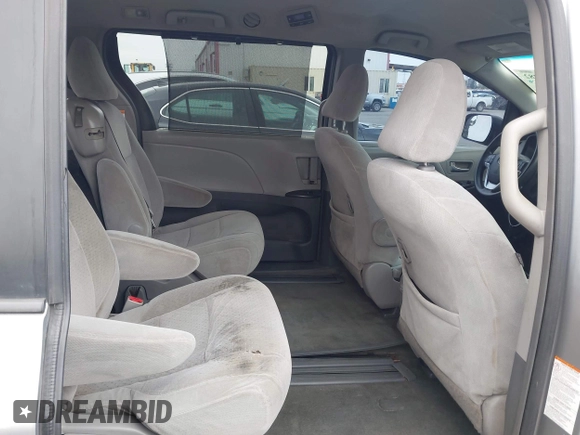 2015 Toyota Sienna LE AAS z VIN 5TDKK3DC3FS552378, wystawiony jako IAAI lot #42451782 z przebiegiem 257 916 mil mil oraz . Historia ofert i sprzedaży dostępna na DreamBid. Obrazek 8.