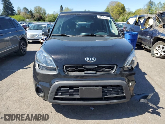 2013 Kia Soul + z VIN KNDJT2A66D7488670, wystawiony jako Copart lot #53429165 z przebiegiem 102 617 mil mil oraz Szkoda całkowita • Salvage title. Historia ofert i sprzedaży dostępna na DreamBid. Obrazek 5.